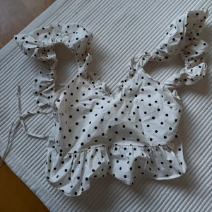 Prickig blus med öppen rygg  - Gulligaste blusen med öppen rygg/knytning 