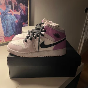 Jordan 1 mids - Säljer dessa som jag köpte förra året och använd i någon månad. Inte använda sedans dess och har inga rejäla skador. Endas creasade lite grann. Nypris 2000-3000kr. Pris kan diskuteras!