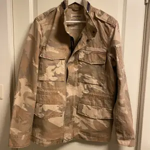 Riktigt schysst Zadig & Voltaire camo jacka i storlek S men passar även M. Jackan är i nyskick 10/10 finns inga defekter. Nypris ca: 4000 kr mitt pris 1699! Hör av er vid frågor och funderingar!