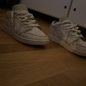 Jordan 1 low, färg vita - Strorlek 36. Lite creasade därframme annars bra skick använda kanska många gånger. Säljer för att dom inte passar längre. Pris kan diskuteras vill bara sälja i Stockholm.