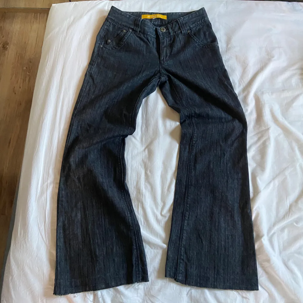 Mörka flared/wide/baggy jeans skriv om frågor finns🙏 . Jeans & Byxor.