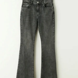 Low waist bootcut jeans - Säljs egentligen för 499.95 SEK. Ganska använda så är lite slitna. Passar ej mig längre så ser inte så bra ut på bilden eftersom dom har blivit för tajta på mig! Jeansen är lite mer gråa i verkligheten än vad som är på bilden 