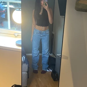 Blå jeans - Säljer ett par klassiska blå jeans i en straight fit. De är lågmidjade och har en snygg, avslappnad stil. Perfekta för vardagsbruk och kan matchas med nästan vad som helst. De är i bra skick och redo för en ny ägare!