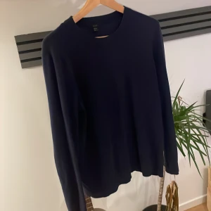 Cos kashmir tröja - Sjukt feeeet Cos kashmir tröja i M  Den har fått ett litet hål på armen som är väldigt svårt att se därav det billiga priset