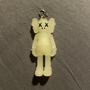 Kaws keychain  - Nyckelring som lyser i mörkret 