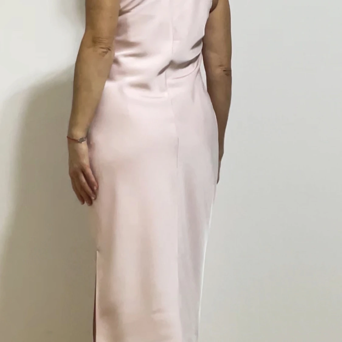 Ljusrosa klänning med fransdetalj från MOTF - 90