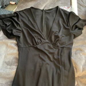 Svart långklänning - Jag säljer min svarta långklänning då den inte passade min kroppstyp, aldrig använd utom när jag testade den. Den har dragkedja i ryggen och en liten slits längst ner! 💜