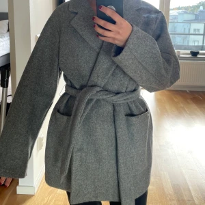 Grå kort kappa från zara  - Säljer en oversize kort grå kappa från zara. Pyttelite noppring under armarna men annars bra skick. Passar mig som har xs. 