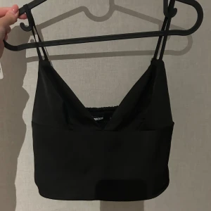 Svart topp ifrån Bik Bok - Jätte fint svart topp ifrån Bik Bok i storlek XS. Fin till fest och andra tillfällen, aldrig använd🥰