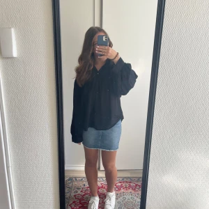 Svart blus - Jätte fin svart blus från Lindex. Knappt använd i storlek M men passar även S