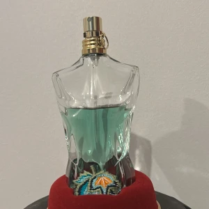 Jean Paul Gaultier le beau paradise garden - Hej, jag säljer denna eftersom jag vill köpa en annan parfym istället, det är ca 50ml kvar.