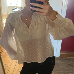 Zara blus!! - Säljer denna jättefina blusen från zara pågrund av att den aldrig kommer till användning ❣️