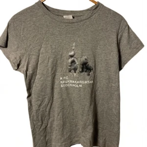 Apc t-shirt - Limited edition grå apc t-shirt från öppningen av deras butik i Stockholm 2006. Bra skick, storlek Medium men passar mindre. Skriv i DM om ni är intresserade, kan även skicka fler bilder