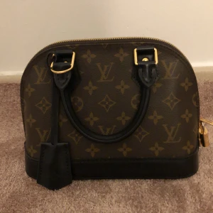 Classy brun äkta LV väska  - Brun Classy snygg äkta LV väska. Har haft på mig några gånger men har inte mycket intrest för den längre 