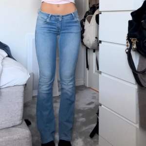 Lågmidjade bootcut jeans från pepe jeans💕💕midjemått: 34,5cm(stretchiga passar typ waist 26-28) innerbenslängd: 79cm💗jag är 165cm💕