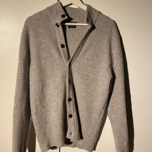 Massimo Dutti Kashmir Cardigan - Hej! Säljer min snygga Massimo Dutti cardigan. Materialet är en blandning av merino ull och Kashmir vilket gör den väldigt bekväm och varm perfekt nu till hösten. Säljer den för att den används för lite. 🤩