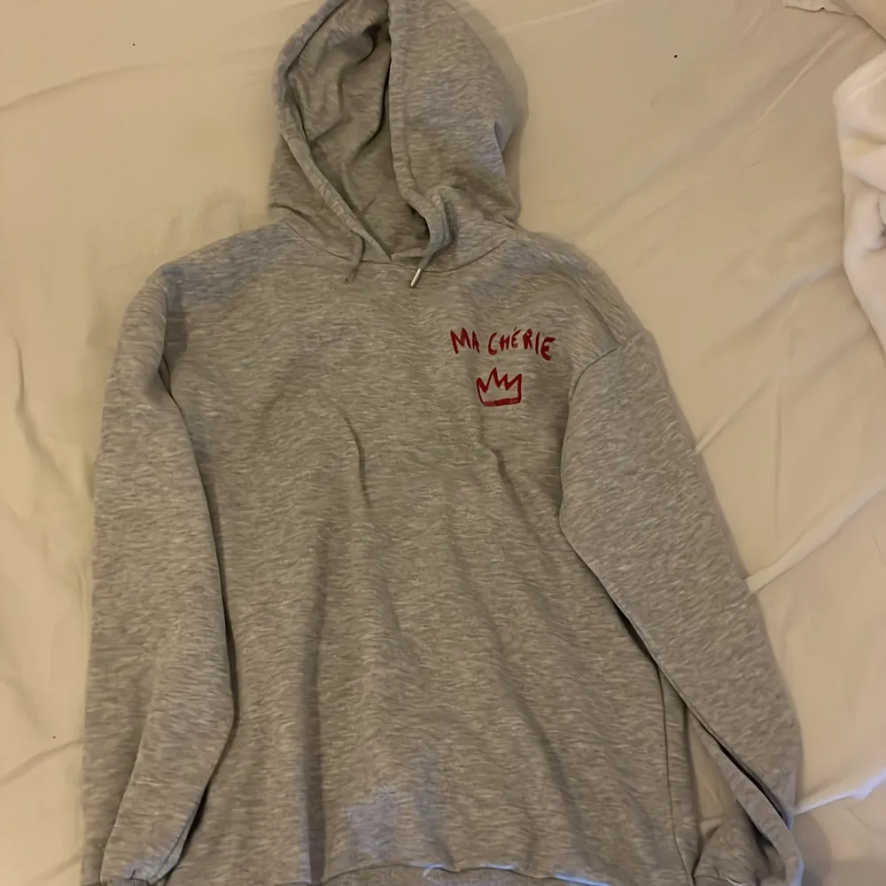 Jättesöt hoodie från Gina Young. Storlek 158/164 men passar S och Xs. Litet tryck på bröstet och större på ryggen, även lite ljusare i verkligheten. Endast använd ett fåtal gånger💞. Hoodies.