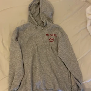 Ma Chérie hoodie  - Jättesöt hoodie från Gina Young. Storlek 158/164 men passar S och Xs. Litet tryck på bröstet och större på ryggen, även lite ljusare i verkligheten. Endast använd ett fåtal gånger💞