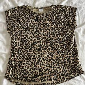 Fin leopard t shirt från lindex