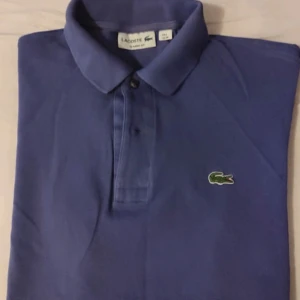 lacoste pike  - lacoste piké som jag köpte ifrankrike 🇫🇷  snabba pengar  säljer för ett billigt pris  kontakta mig om du har frågor och funderingarna på 