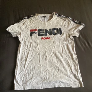 T shirt - En fendi t shirt som inte används längre. Storlek small. Använd ett antal gånger men inga tecken på  användning. Äkta. 