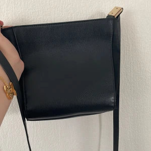 Axelremväsa från H&M - Har använt i ett år, men är fortfarande i bra skick (8/10) skriv för fler frågor!!