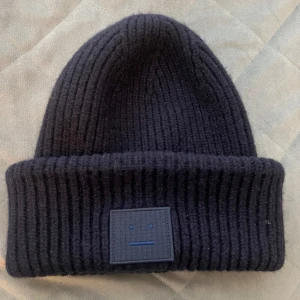 Acne mössa - Säljer min acne mössa då den inte kommer till användning och har haft den sen 2020 men aldrig använt sen dess. Den är i bra skick och varm.original pris är 1600kr men säljer mycket billigare då jag vill bara bli av med den💓  Köparen står för frakten