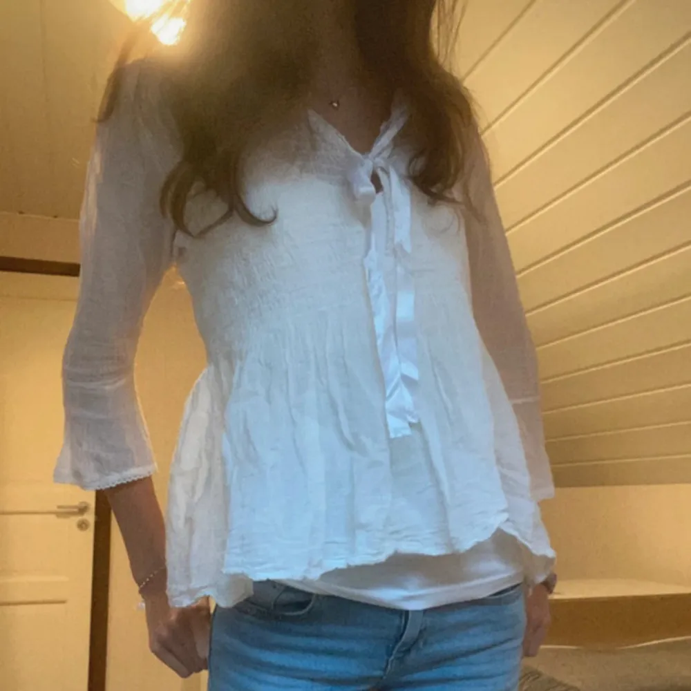SĂ„ himla fin tröja med rosett snörning och söta detaljer!đ„čđž Liten flĂ€ck o sidan av tröjan, men inget som stör!đ. Puserot.
