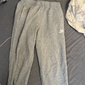 Nike byxor - Säljer dessa fina gråa nike byxor som är utsläppta i slutet. Storlek S passar även XS