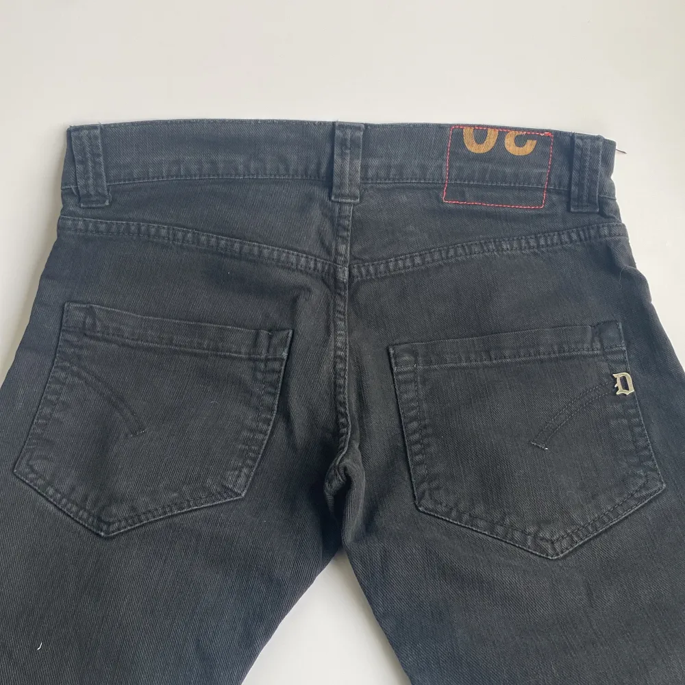 En par feta dondup jeans | skicket på jeansen är väldigt bra 6/10 | storlek w30 | ny pris 4500: mitt pris är 699| skriv vid frågor och funderingar. Jeans & Byxor.