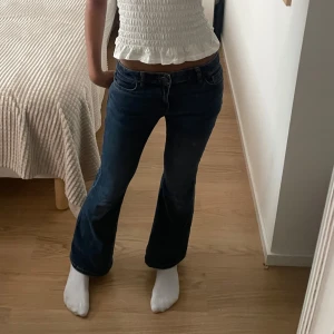 bootcut jeans - Säljer ett par bootcut jeans från Lindex i storlek 164❤️ de är lite för korta för mig som är 168 och därför säljer jag dom ❤️❤️ dom är i super bra skick och köpta för 400