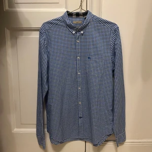 Burberry Herrskjorta storlek L - Blå och vit rutig herrskjorta från Burberry i mycket bra skick. Fräsch, fin och hel. 