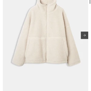 CW teddyjacka JUNA - Super fin teddyjacka, inga defekter. Helt oanvänd med prislapp kvar och säljer då den inte kommer till användning. Skriv för bilder, tryck inte på köp nu💗