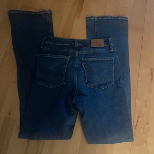 Levi’s jeans - Supersnygga jeans som är köpta från Levi’s förra året! De är igensydda lite i en sömn då det gick upp, sista bilden. Köpta för 1300kr! Tar emot prutning vid snabb affär❤️