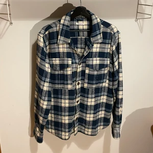 Knowledge cotton apparel jacka - Flanelljacka från knowledge cotton i storlek XL, sitter mer som en L. Utmärkt skick då jag inte använt den mer än ca 5 ggr.   Cond 9/10