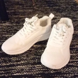 Vita sneakers - Säljer dessa fina nya sneakers från lager 157, mycket bra skick och dem är använda 1 gång, perfekta för att jogga i, gå en promenad,  gymma, ha idrott med eller ha dem till allt.  Nypris 200, Säljer för 150, kan gå ner i pris det är bara lägga prisförslag om ni inte gillar priset som de är💗