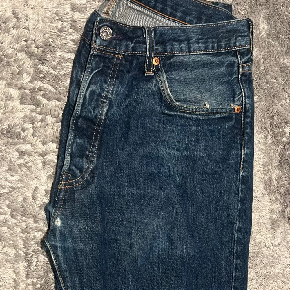 Säljer mina gamla levis 501 då jag inte riktigt diggar passformen längre, jeansen är i använd skick. Det finns en slitning som går att laga vid slutet av gylfen, se sista bilden. Tycker dessa jeans har en riktigt skön färg och att de har liv kvar✌🏻. Jeans & Byxor.