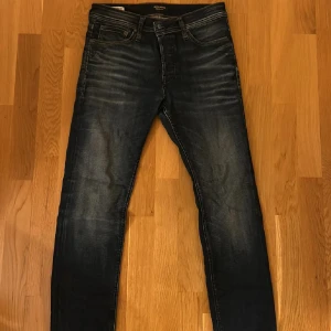 Jack and Jones jeans  - Tja, säljer ett par fett Jack and Jones jeans i storlek 30/30. Nästintill oanvända då de inte riktigt passar. Hör av dig vid fundering. 