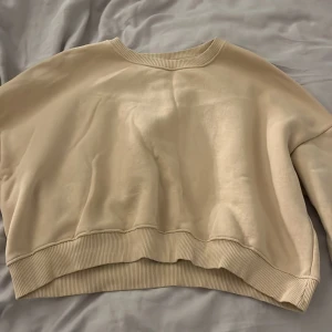 Beige sweater  - En beige jätteskön cosy sweater från lager 157. Använd fåtal gånger och är i super bra skick. Storlek xs/s