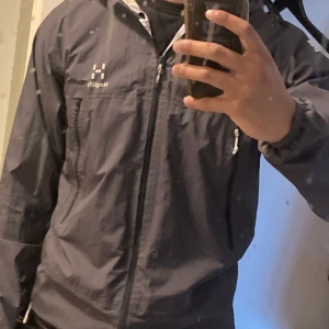 Haglöfs vindjacka  - Mörkblå vindjacka  Lättvikt Bra skick Priset kan förhandlas 