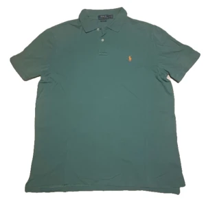 Grön Ralph Lauren piké  - Skön Raffe piké i grön den är i mycket fint skick och storlek L fråga gärna om extra bilder eller prisförslag👍
