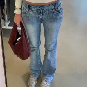 Ljusblå jeans lågmidjade  - Jättesnygga jeans med låg midja och bootcut. Jag är 167 cm för referens ❤️