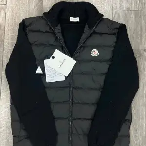 moncler cardigan i nyskick. Tillkommer med alla tillbehören som påse, tags, qr kod, nfc som fungerar perfekt! Hör gärna av dig för fler frågor☺️