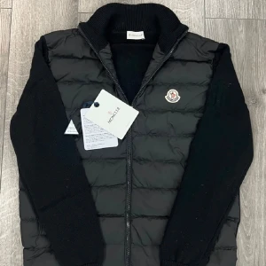 Moncler cardigan - moncler cardigan i nyskick. Tillkommer med alla tillbehören som påse, tags, qr kod, nfc som fungerar perfekt! Hör gärna av dig för fler frågor☺️
