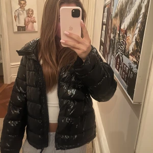 Zara jacka - Super snygg svart zara jacka helt slutsåld, inte använd så mycket men en knapp på ena sidan är dessvärre borta men de e inget som man tänker på🥰