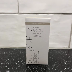 St Tropez Gradual Tan - Ansiktskräm från St Tropez som kombinerar hudvård med brun utan sol   Helt oanvända o obruten förpackning   Nypris 250kr  Pris 150kr eller 275kr för båda