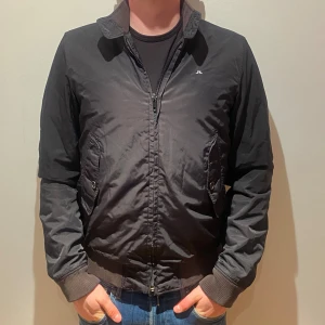 J.Lindeberg jacka - En stilren jacka från j.Lindeberg! Utmärkt jacka till höst/ vintern då den är fodrad. Skick (8/10). Inga hål eller fläckar på jackan‼️ Vid köp av våra varor får du även med tre par brillor på köpet (se sista bild)🌏🌏 MVH/ VALENCO