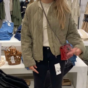 Zara jacka  - Säljer denna så fina jackan från zara🥰 Väldigt bra skick! 