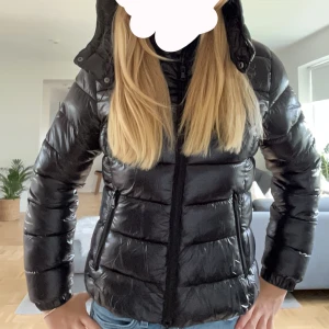 Moncler liknande slutsåld lager 157 jacka!! - Detta är den perfekta jackan för vintern. Den är varm och tjock men ändå väldigt figurnära. I svart, fin och glansig färg. Säljer då jag köpte två styckna. 