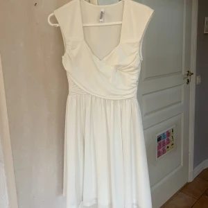 Vit klänning  - Vit klänning från Chiara Forthi i storlek small Använd men hel och ren